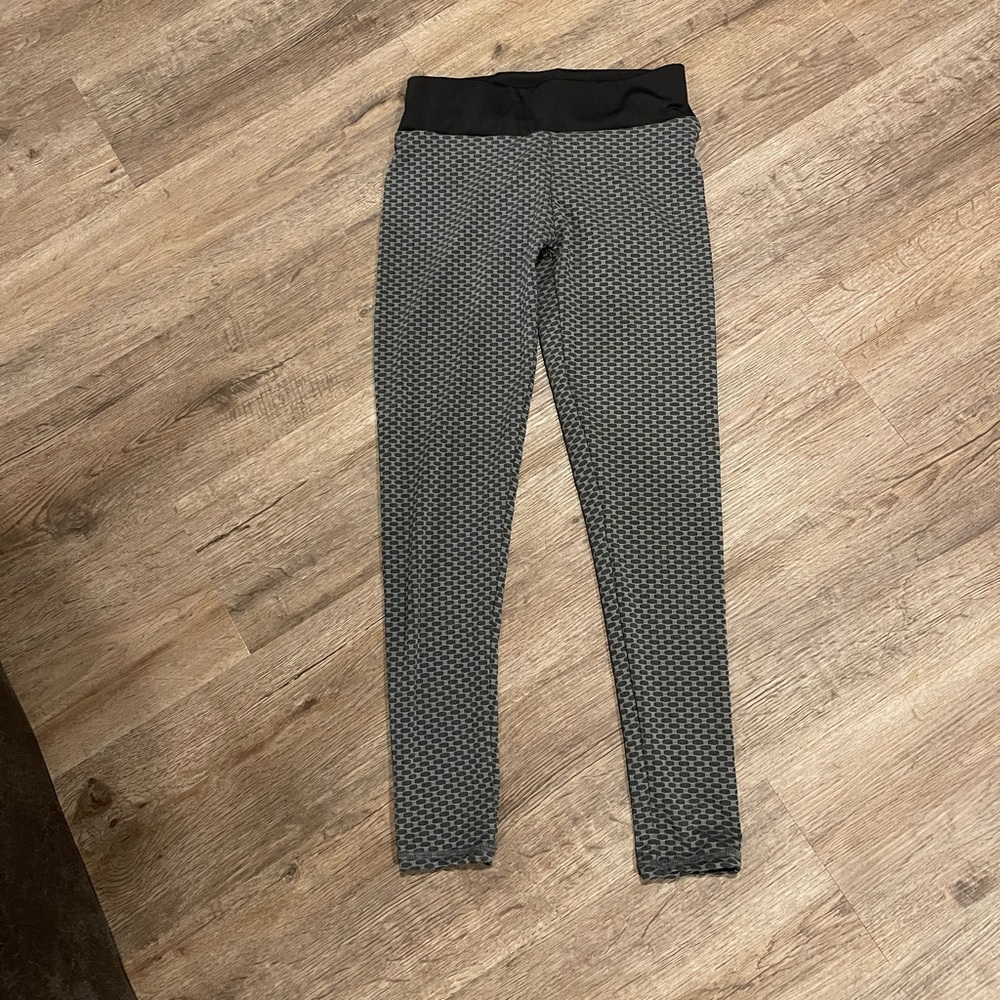 Famous tiktok leggings size medium